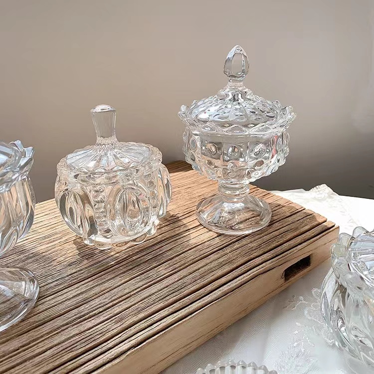 Nowoczesne klasyczne świąteczne okulary z przezroczystymi szklanymi świecznikami z dekoracyjnymi pokrywkami01